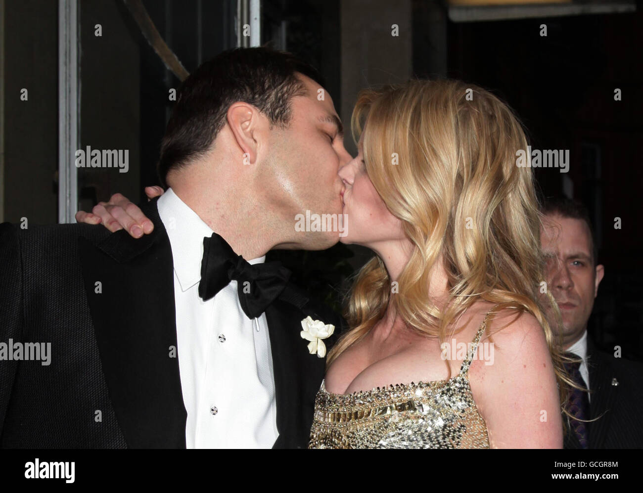 David Walliams und seine neue Frau Lara Stone verlassen nach ihrer Hochzeit das Claridge's Hotel im Zentrum von London. Stockfoto