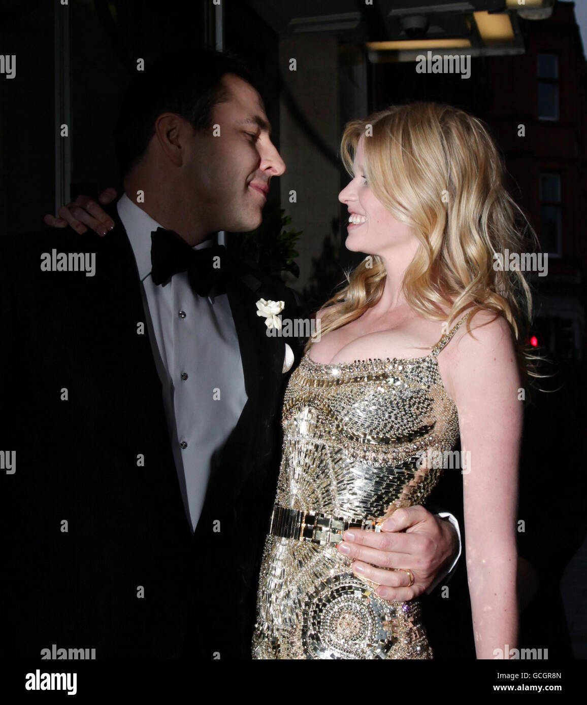 David Walliams und seine neue Frau Lara Stone verlassen nach ihrer Hochzeit das Claridge's Hotel im Zentrum von London. Stockfoto