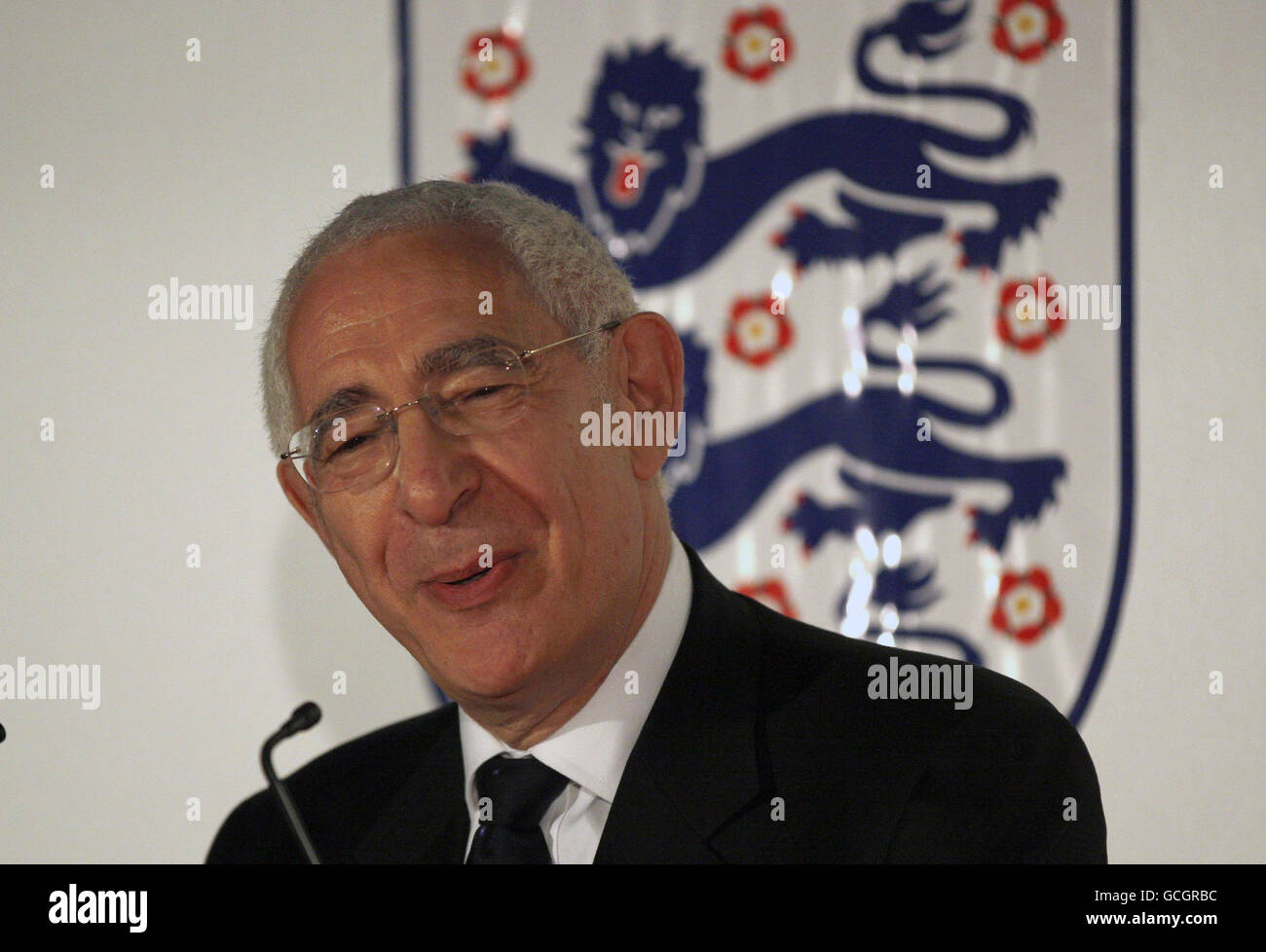 David Triesman, Vorsitzender der Football Association, spricht während der ersten Respect and Fair Award Zeremonie im Wembley Stadium in London. Englands Bewerbung, die Fußball-Weltmeisterschaft 2018 zu veranstalten, war heute in Aufruhr, nachdem sein Vorsitzender inmitten von Behauptungen aufhörte, er beschuldigte rivalisierende Nationen der Korruption. Stockfoto