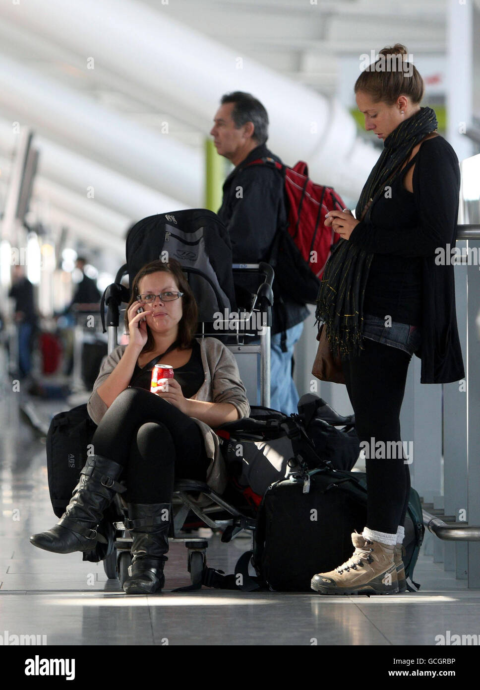 Vulkanische Asche verursacht Reiseunterbrechungen. Passagiere warten am Flughafen Heathrow, nachdem Vulkanasche in ganz Großbritannien Verspätungen und Stornierungen verursacht hat. Stockfoto