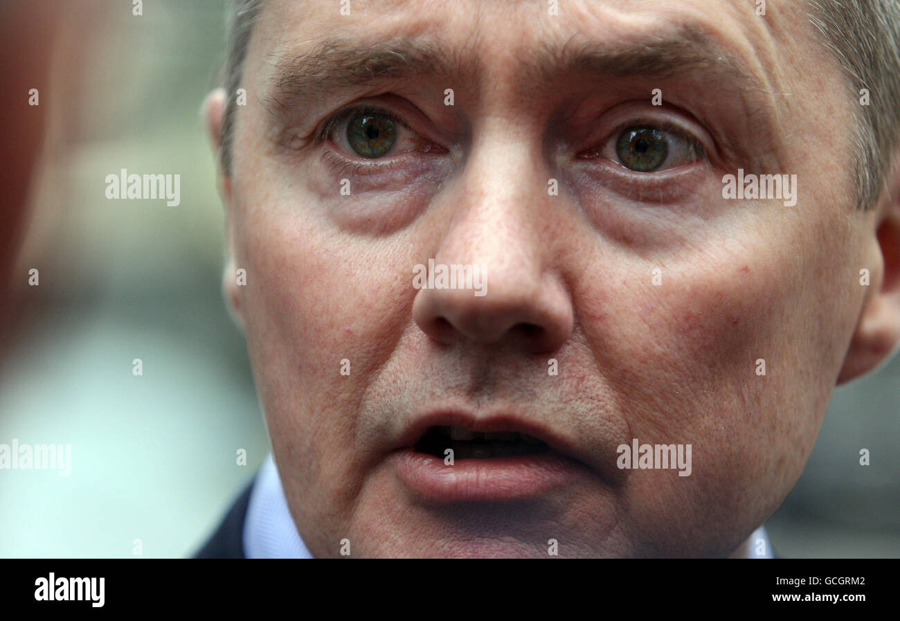 British Airways Chief Executive Willie Walsh spricht vor der Presse vor dem Londoner Verkehrsministerium nach einem Treffen mit dem neuen Verkehrsminister Philip Hammond über die bevorstehenden Streiks der BA-Kabinencrew. Stockfoto