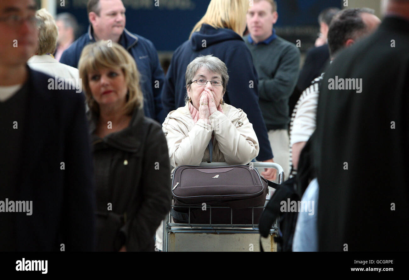 Passagiere, die am George Best Belfast City Airport nach weiteren Flugausfällen aufgrund der Aschewolke warten. Stockfoto
