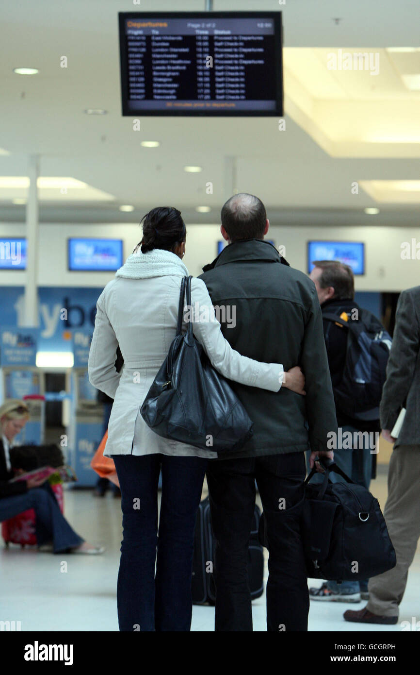 Passagiere, die am George Best Belfast City Airport nach weiteren Flugausfällen aufgrund der Aschewolke warten. Stockfoto
