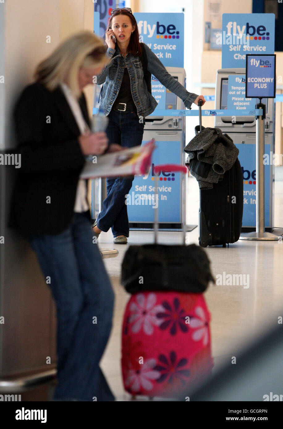 Passagiere, die am George Best Belfast City Airport nach weiteren Flugausfällen aufgrund der Aschewolke warten. Stockfoto