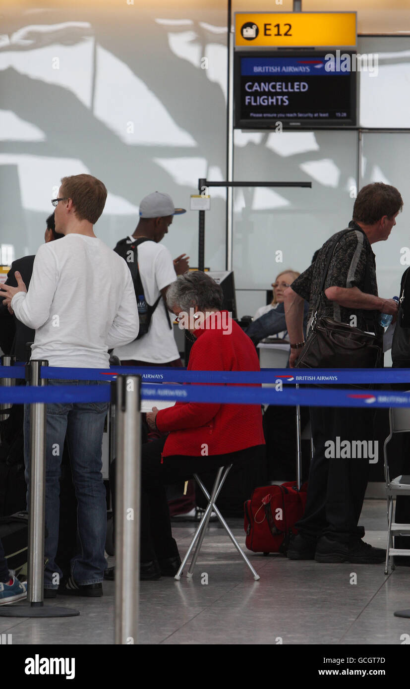 Vulkanische Asche verursacht Reiseunterbrechungen. Passagiere stehen im Terminal 5 des Flughafens Heathrow in der Warteschlange, nachdem die Flugplätze in Großbritannien heute wieder durch Vulkanasche geschlossen wurden. Stockfoto