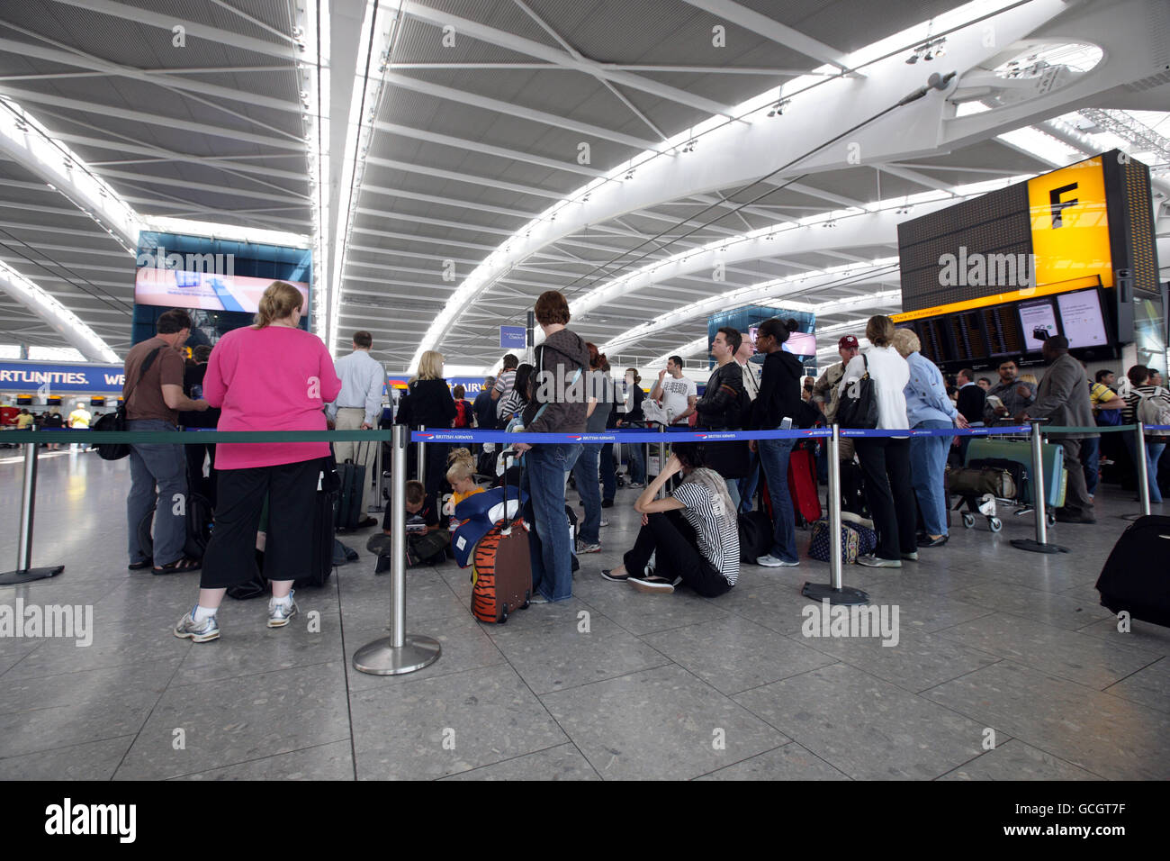 Vulkanische Asche verursacht Reiseunterbrechungen. Passagiere stehen im Terminal 5 des Flughafens Heathrow in der Warteschlange, nachdem die Flugplätze in Großbritannien heute wieder durch Vulkanasche geschlossen wurden. Stockfoto