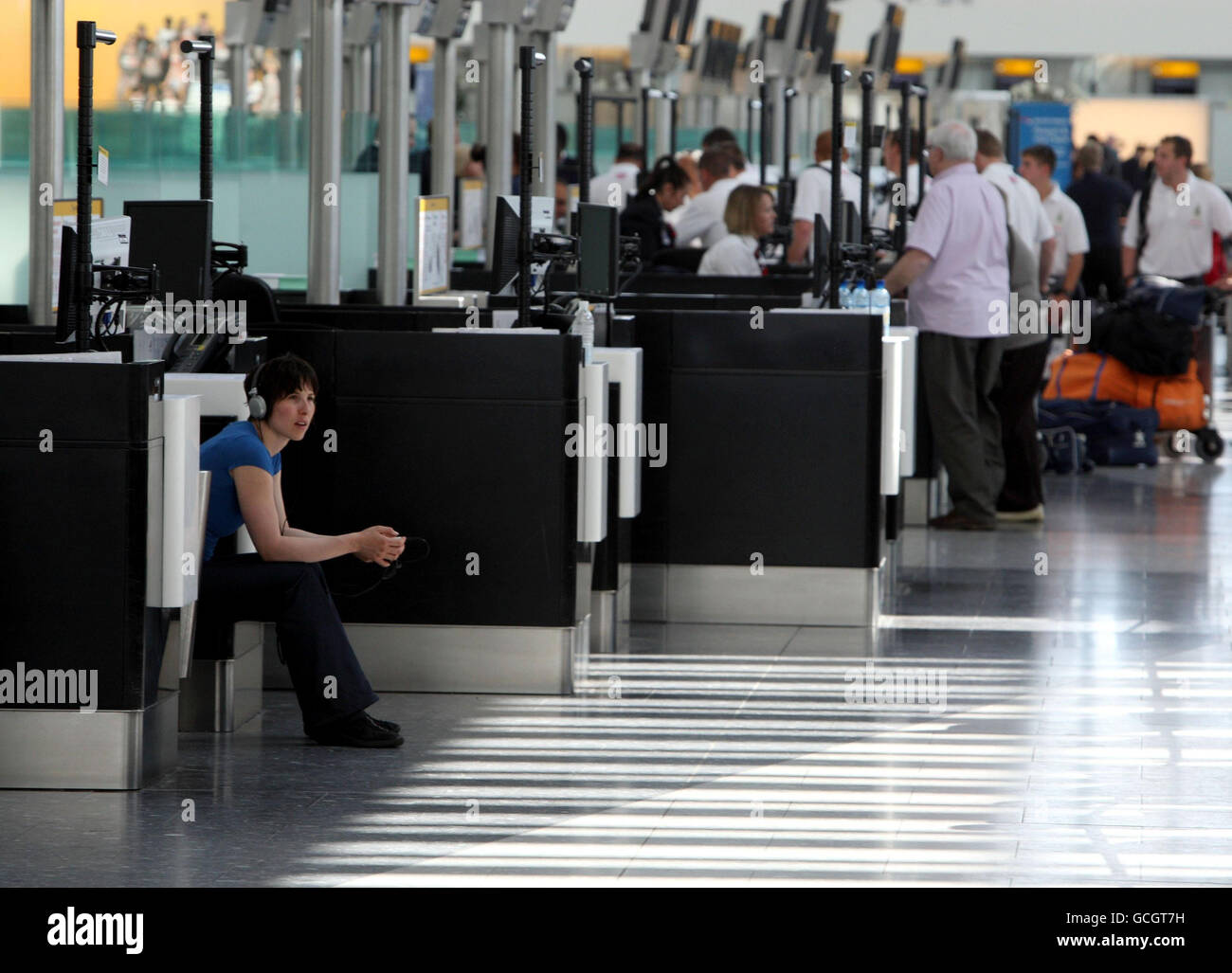 Vulkanische Asche verursacht Reiseunterbrechungen. Passagiere stehen im Terminal 5 des Flughafens Heathrow in der Warteschlange, nachdem die Flugplätze in Großbritannien heute wieder durch Vulkanasche geschlossen wurden. Stockfoto