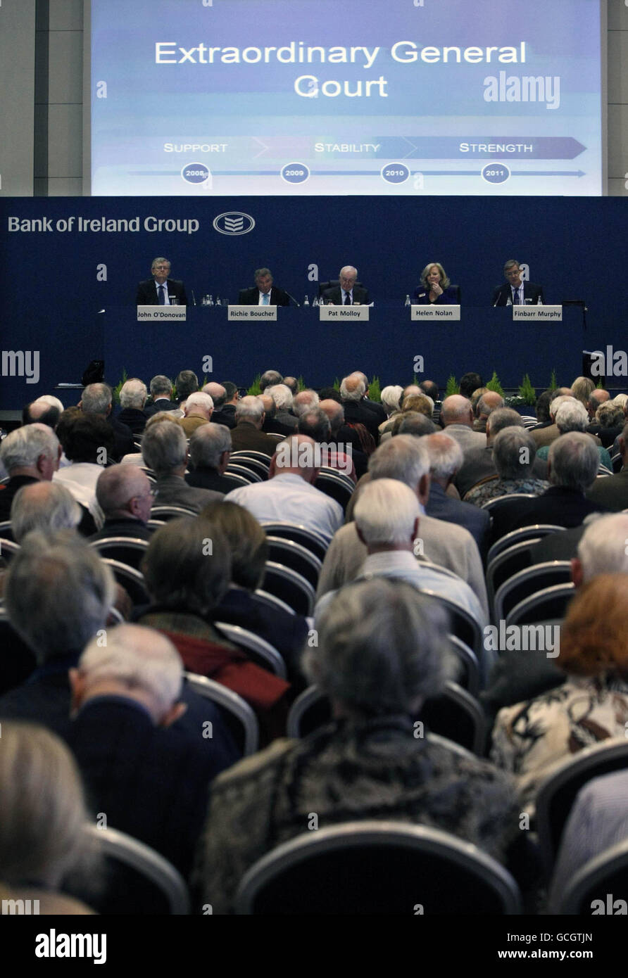 Die Aktionäre versammeln sich für die Bank of Ireland EGM bei der UCD in Dublin, wo sie gebeten wurden, mehr Geld in die Bank zu stecken, um ihr bei der Mittelbeschaffung zu helfen. Stockfoto