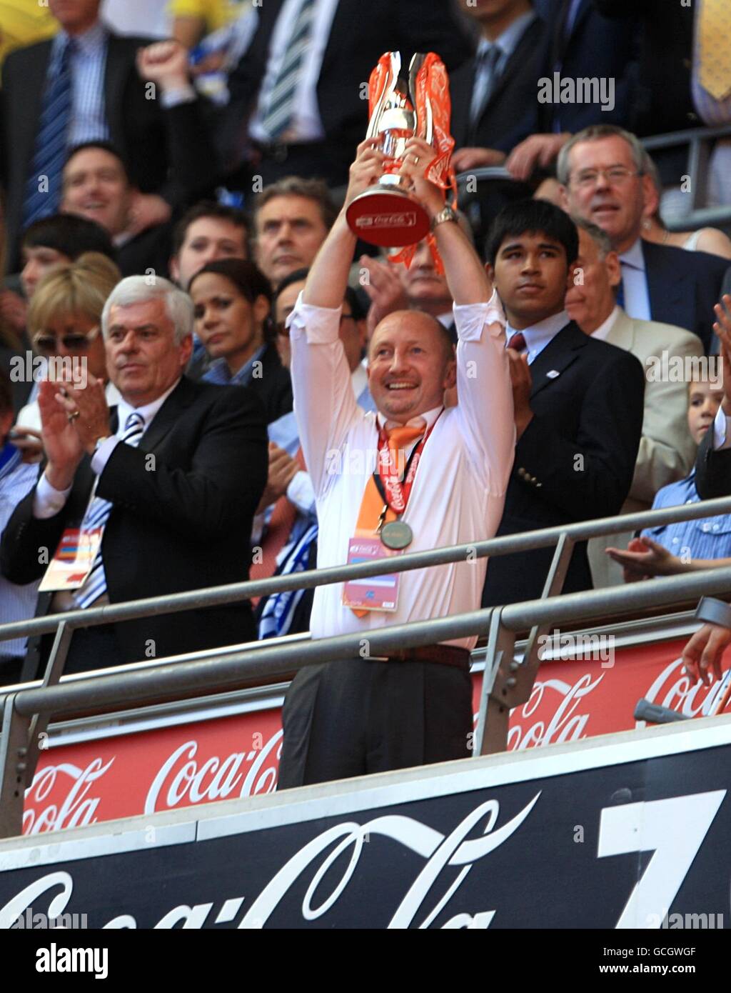 Fußball - Coca-Cola Football League Championship - Play Off Final - Blackpool / Cardiff City - Wembley Stadium. Blackpool-Manager mit der Play-Off-Finaltrophäe und Cardiff-Vorsitzender Peter Ritsdale im Tribüne (links) Stockfoto