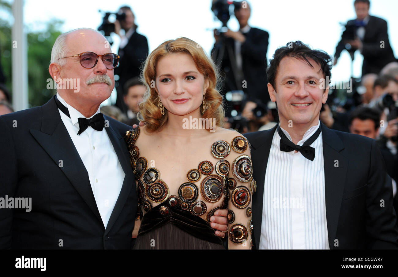 Nikita Mikhalkov (links) kommt zur Premiere von Utomlyonnye Solntsem 2, die Regie führte und spielte, mit den Co-Stars Nadeschda Mihalkova (Mitte) und Oleg Menschikov (rechts) bei den 63. Filmfestspielen in Cannes, Frankreich. Stockfoto