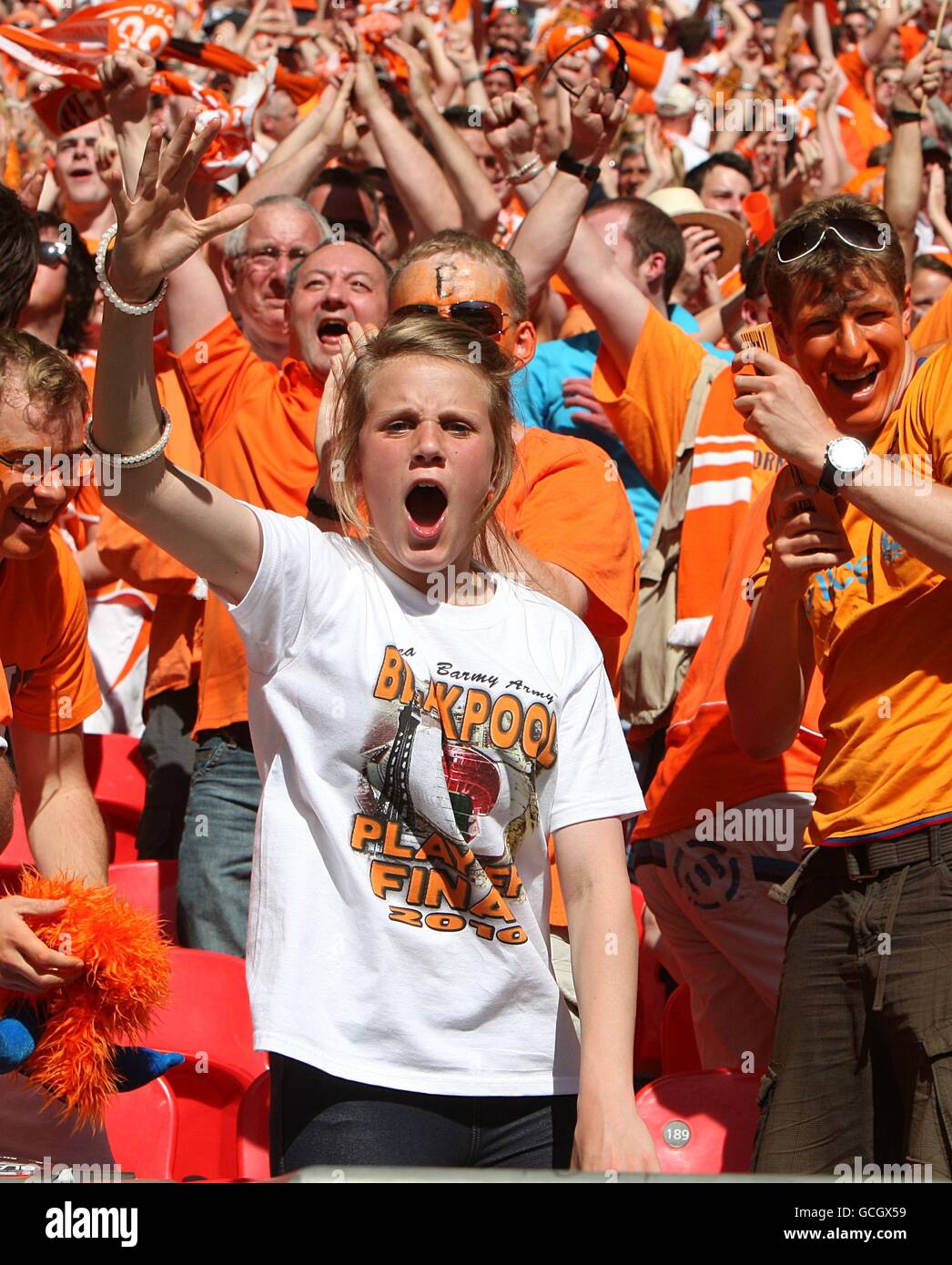 Fußball - Coca-Cola Football League Championship - Play Off Final - Blackpool / Cardiff City - Wembley Stadium. Blackpool-Fans feiern auf den Tribünen. Stockfoto