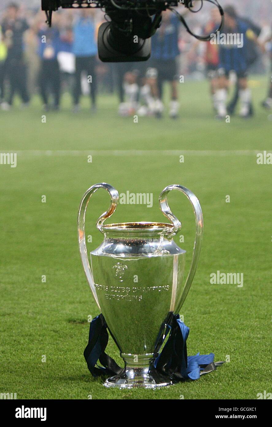 Fußball - UEFA Champions League - Finale - Bayern München / Inter Mailand - Santiago Bernabeu. Gesamtansicht der Trophäe der UEFA Champions League Stockfoto