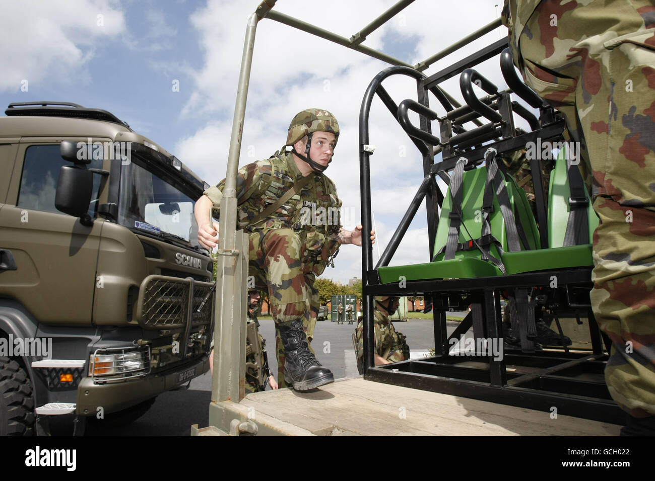 FOTO Soldaten des 2. Infanterie-Bataillons testen das neue Roll Over Protection System (ROPS) für die Streitmacht mit Fahrzeugen in den McKee Barracks, Dublin. DRÜCKEN Sie VERBANDSFOTO. Bilddatum: Dienstag, 25. Mai 2010. ROPS besteht aus Abteil Strukturen auf der Rückseite der militärischen Lastwagen montiert, um Truppen vor Verletzungen durch Fahrzeugunfälle oder Rollover zu schützen. Bildnachweis sollte lauten: Niall Carson/PA Wire Stockfoto