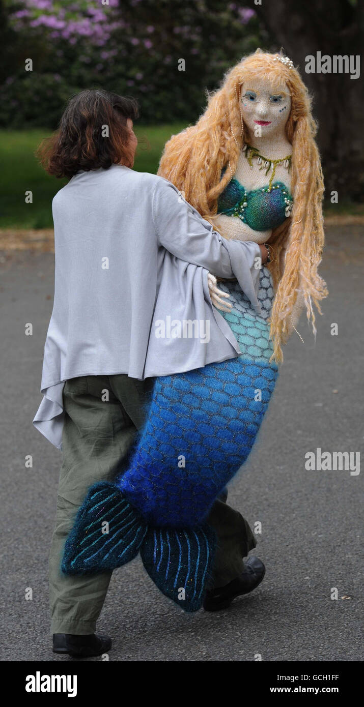 Die Textilkünstlerin Alison Murray trägt eine gestrickte Meerjungfrau namens Syrene als Teil der gestrickten Seeszene „über und unter den Wellen“ beim Appledore Festival in North Devon. Stockfoto