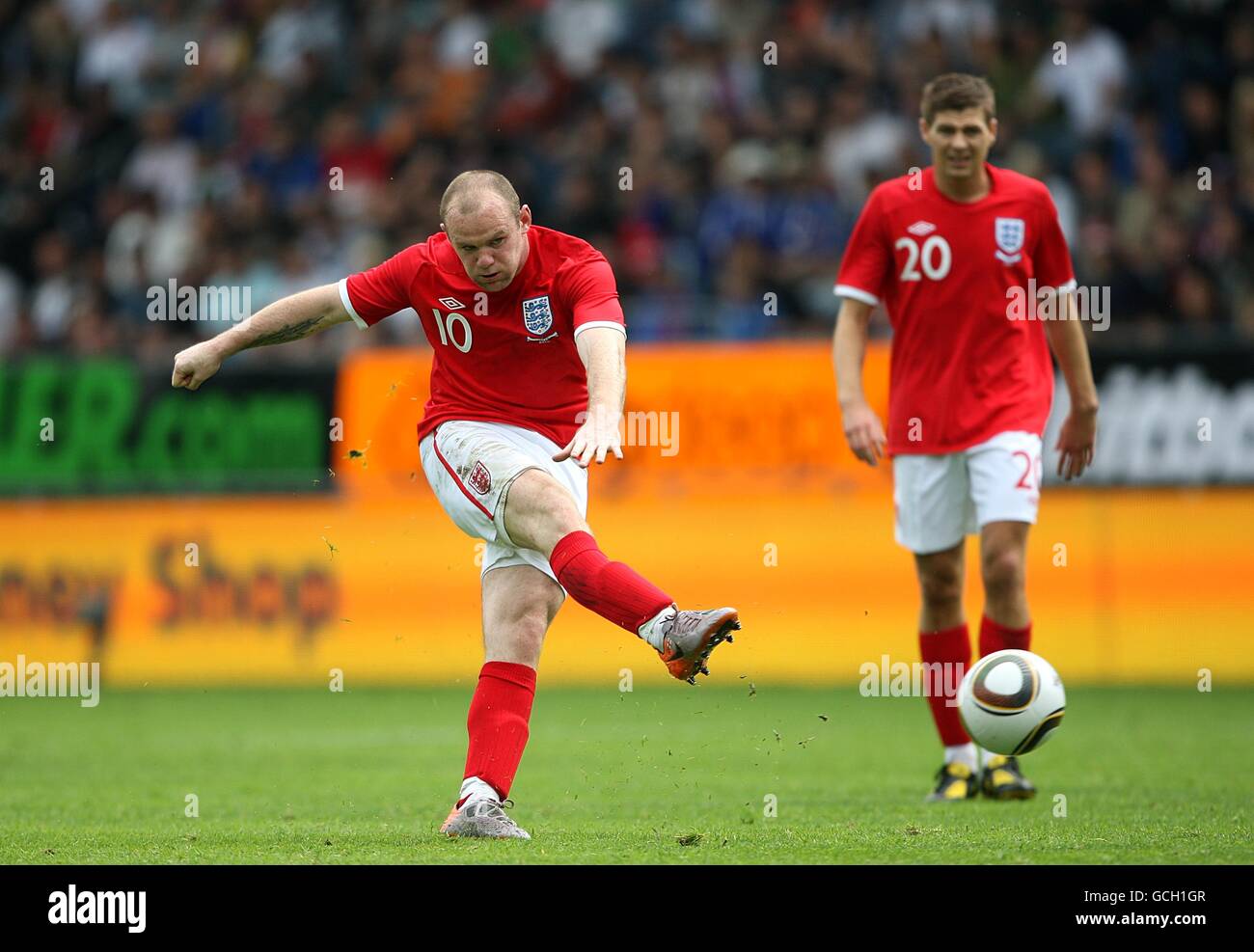 Fußball - International freundlich - Japan gegen England - UPC-Arena. Der englische Wayne Rooney hat einen Torschuss Stockfoto