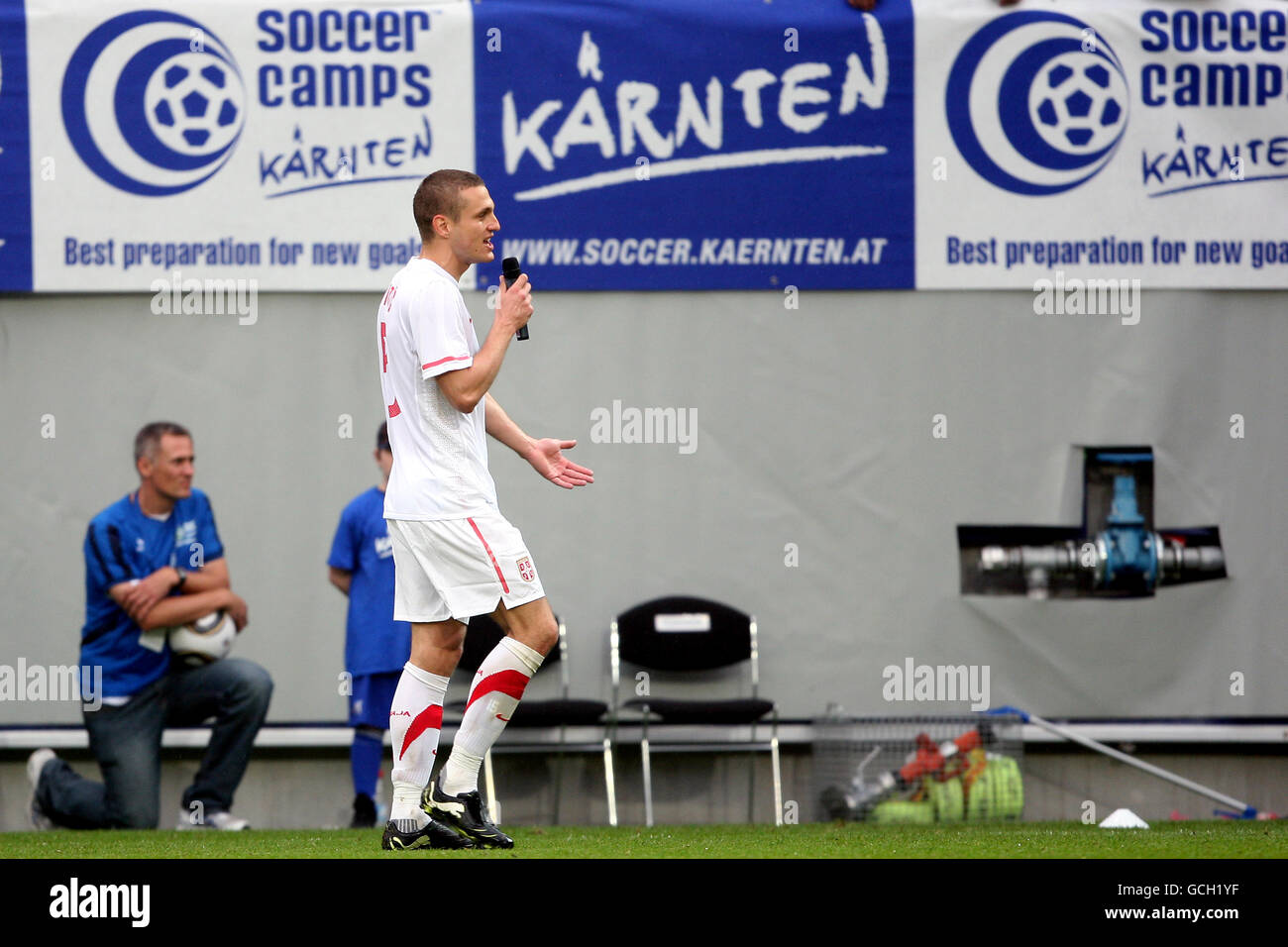 Fußball - Internationale Freundschaften - Neuseeland - Serbien - Wortherseestadion. Serbiens Kapitän Nemanja Vidic spricht über das Beschallungssystem, um die Fans zu beschwichtigen Stockfoto