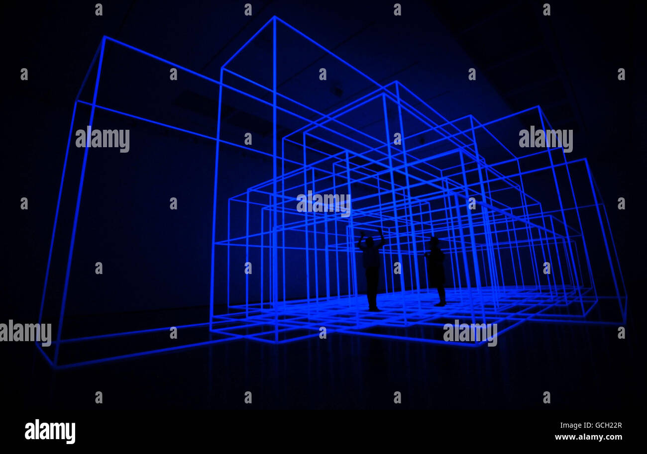In der White Cube Gallery London wird eine Installation von Antony Gormley, Breathing Room (II), bestehend aus einem fotolumineszierenden „Space-Frame“, der in kurzen, regelmäßigen Abständen hell erleuchtet wird, um die desorientierende und meditative Phase zu erreichen, die beim Eintauchen in völlige Dunkelheit dargestellt wird. Stockfoto