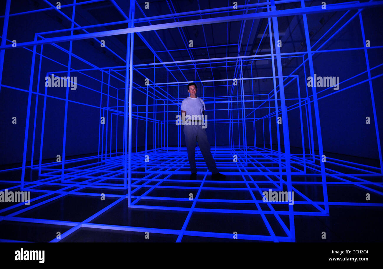 Antony Gormley mit seiner Installation Breathing Room III, in der White Cube Gallery in London, besteht sie aus fotolumineszierenden "Space-Frames", die in kurzen, regelmäßigen Abständen hell erleuchtet werden, um sowohl desorientierende als auch meditative Phasen zu erleben, wenn sie in völlige Dunkelheit getaucht werden. Stockfoto