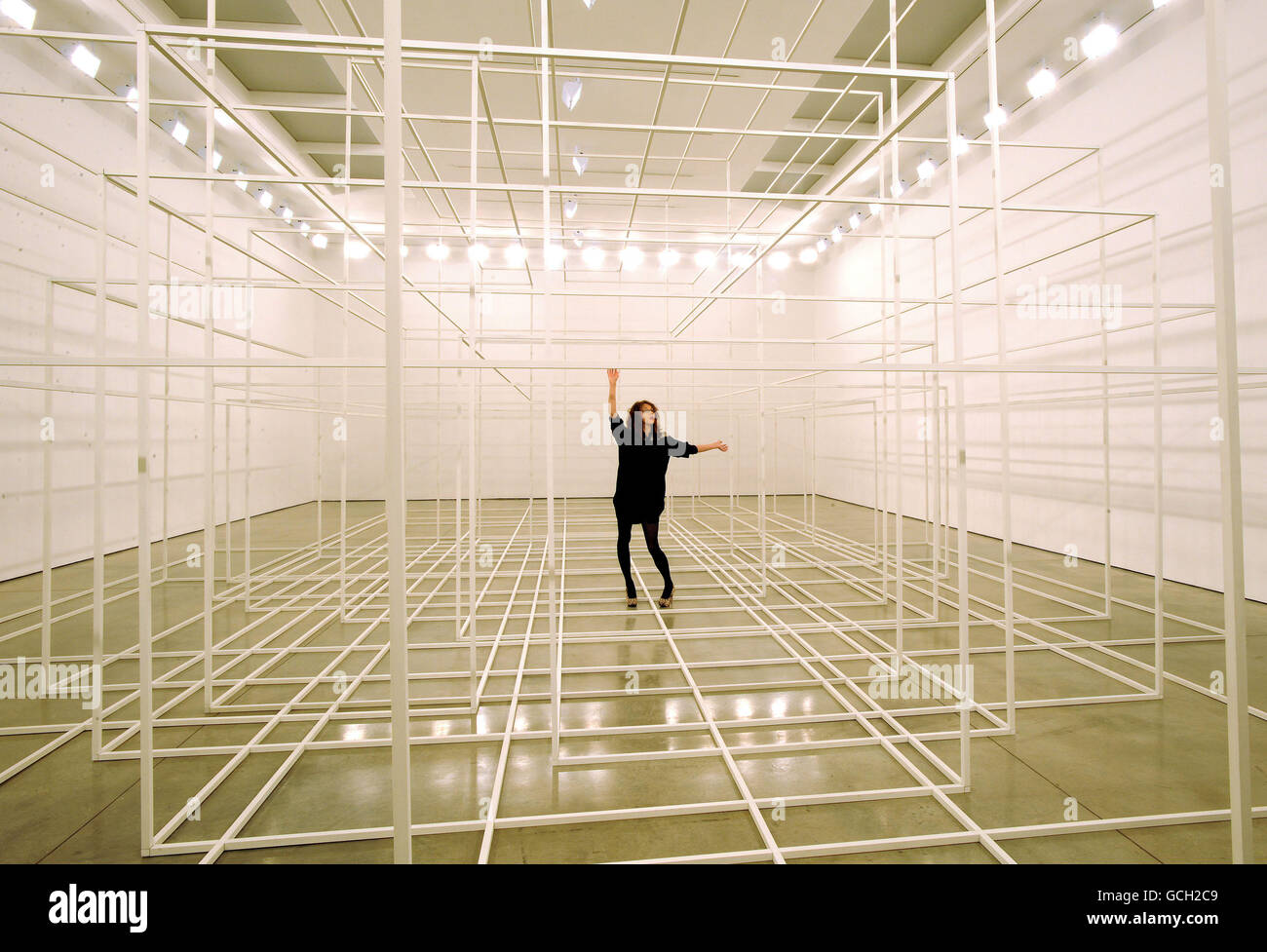 Als Mitarbeiter mit einer Installation von Antony Gormley, Breathing Room III, in der White Cube Gallery in London, besteht sie aus fotolumineszierenden „Space Frames“, die in kurzen, regelmäßigen Abständen hell erleuchtet werden, um sowohl desorientierende als auch meditative Phasen zu erleben, wenn sie in völlige Dunkelheit getaucht werden. Stockfoto
