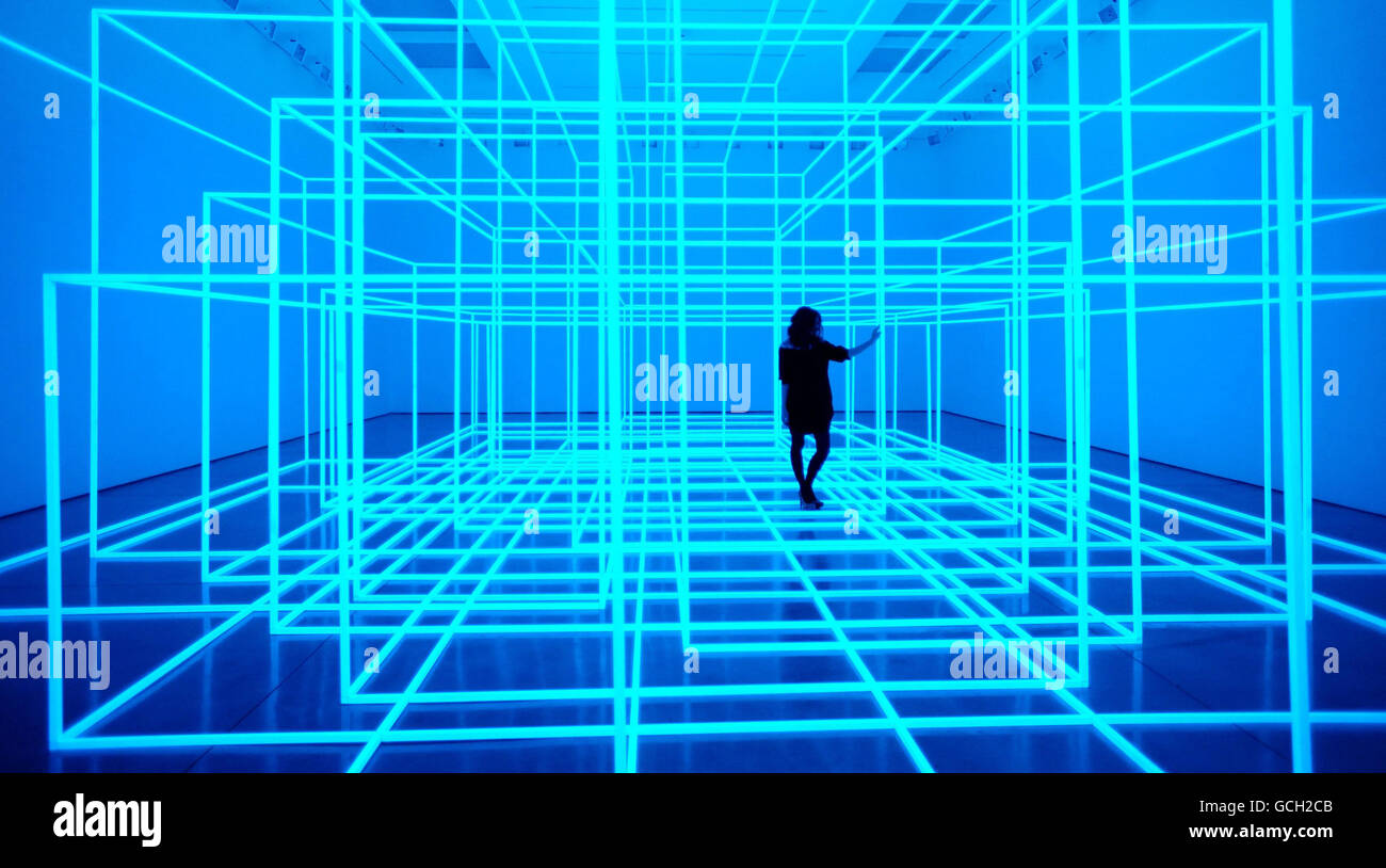 Ein Mitarbeiter erlebt eine Installation von Antony Gormley, Breathing Room III, in der White Cube Gallery in London. Sie besteht aus fotolumineszierenden „Space Frames“, die in kurzen, regelmäßigen Abständen hell erleuchtet werden, um sowohl desorientierende als auch meditative Phasen zu erleben, wenn sie in völlige Dunkelheit getaucht werden. Stockfoto