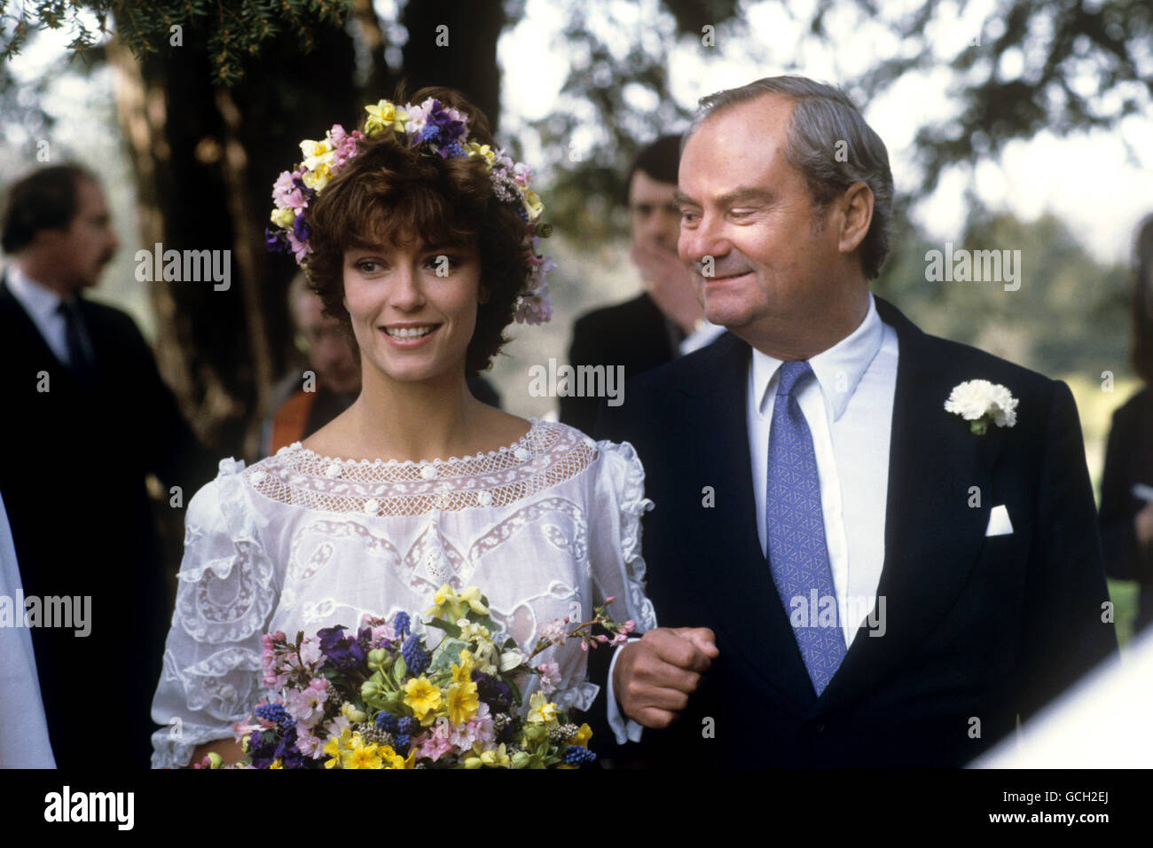 Die Schauspielerin Rachel ward mit ihrem Vater, dem Hon. Peter ward, bei ihrer Hochzeit mit dem australischen Schauspieler Bryan Brown auf dem Anwesen ihres Vaters, Cornwell Manor, in der Nähe von Chipping Norton, Oxfordshire. Stockfoto