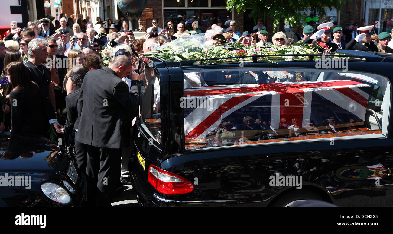 Die Menschen zollen ihren Respekt, da der Sarg des Royal Marine Corporal Stephen Curley durch Wootton Bassett, Wiltshire, getrieben wird. Stockfoto