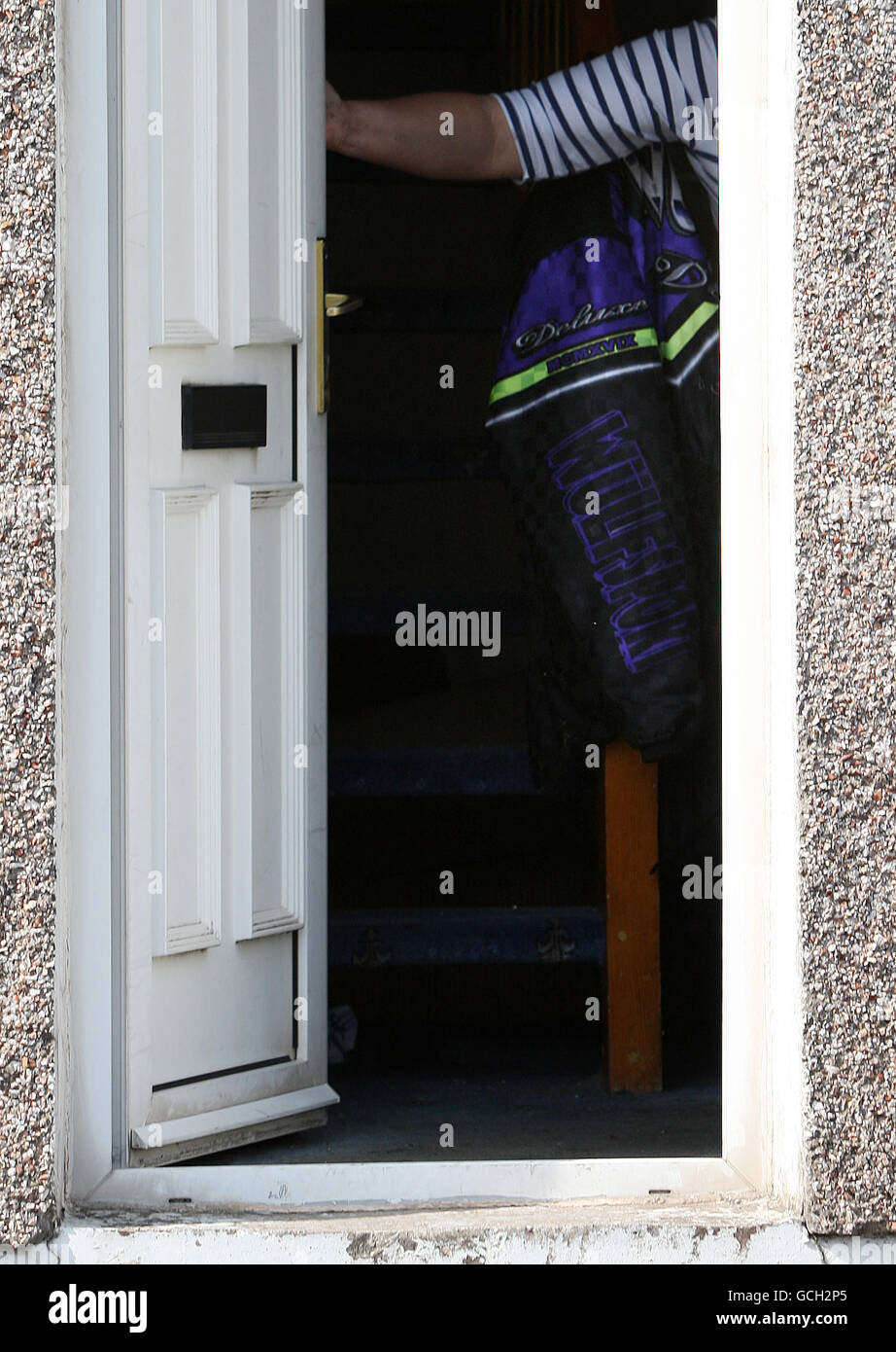 Eine Jacke sitzt auf dem Geländer im Haus von Derrick Bird in Rowrah, während Polizeiforensiker das Anwesen nach dem gestrigen Schussrausch in Cumbria, bei dem 12 Menschen ums Leben gekommen sind, weiter durchsuchen. Stockfoto