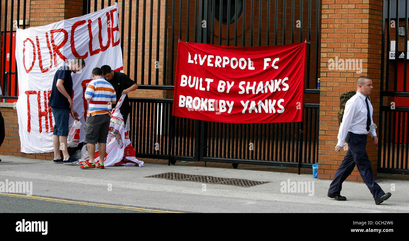 Liverpool-Fans protestieren vor Anfield, Liverpool, gegen die amerikanischen Eigentümer. Stockfoto