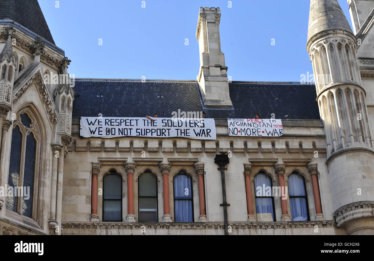 Demonstranten, die mit dem Lager auf dem Londoner Parliament Square verbunden sind, auf dem Dach des High Court. DRÜCKEN SIE VERBANDSFOTO. Bilddatum: Donnerstag, 3. Juni 2010. Die Bewohner des 'Democracy Village' standen heute vor dem High Court in der Schlange, um in die Aktion des Bürgermeisters von London aufgenommen zu werden, um sie aus ihrem Friedenslager auf dem Parliament Square zu vertreiben. Boris Johnson griff ursprünglich gegen drei benannte Angeklagte, darunter den langjährigen Anti-Kriegs-Demonstranten Brian Haw, zusammen mit „unbekannten Personen“ ein. Siehe PA Geschichte COURTS Haw. Bildnachweis sollte lauten: Tim Ireland/PA Wire Stockfoto