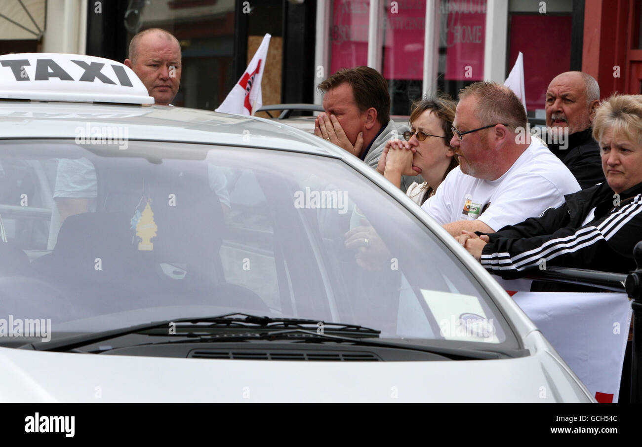 Taxifahrer, nachdem sie in der Duke Street, Whitehaven, gemeinsam ihre Hörner erklangen, als sie an den Taxifahrer Darren Rewcastle erinnerten, einer von zwölf Menschen, die getötet wurden, als Derrick Bird vor einer Woche in Cumbria zu einer Tötungsveranstaltung auftrat. Stockfoto