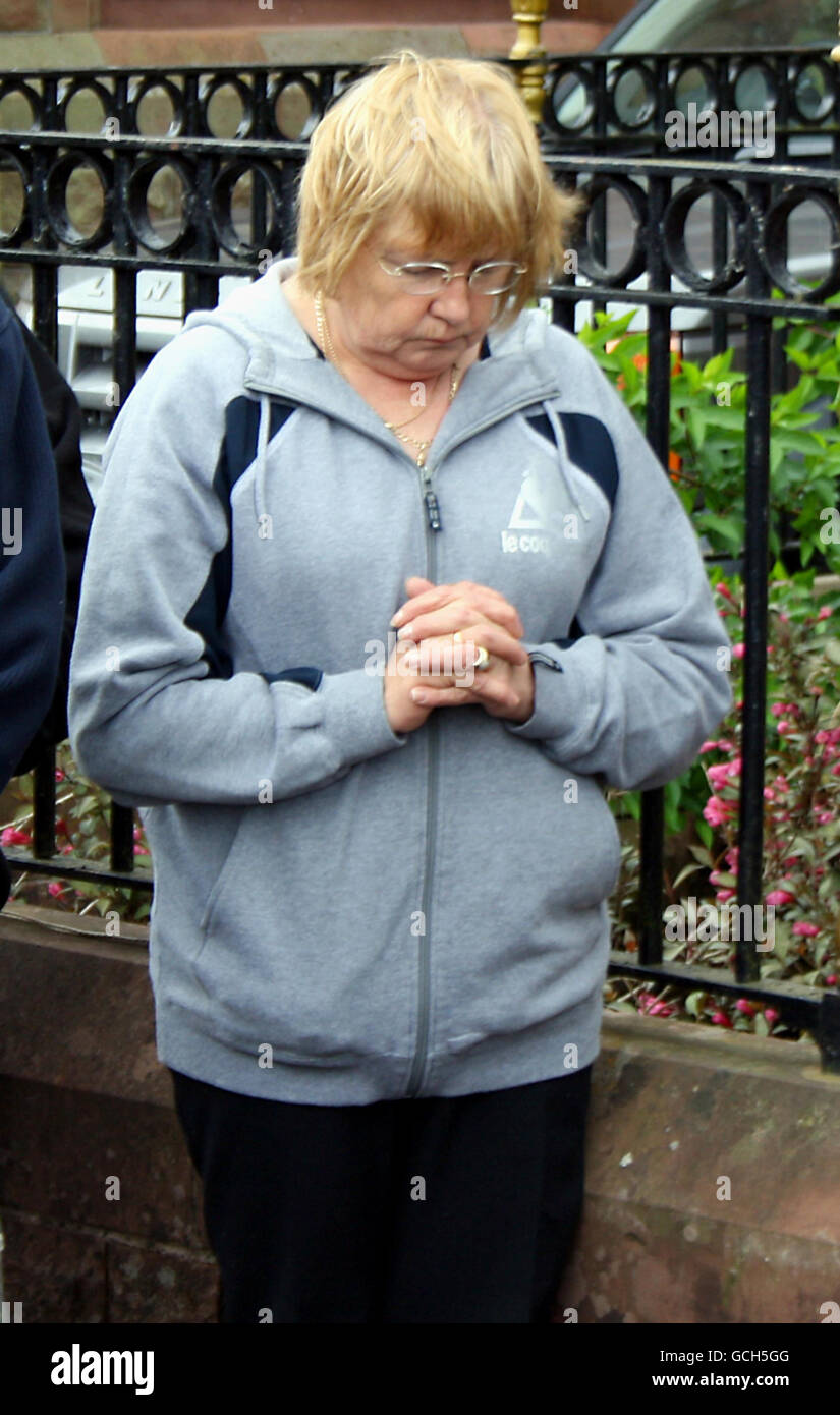 Eine Frau betet am Kriegerdenkmal am Marktplatz, Cleator Moor, während eines Gedenkgottesdienstes für die zwölf Menschen, die getötet wurden, als Derrick Bird vor einer Woche in Cumbria zu einer Tötungsveranstaltung ging. Stockfoto