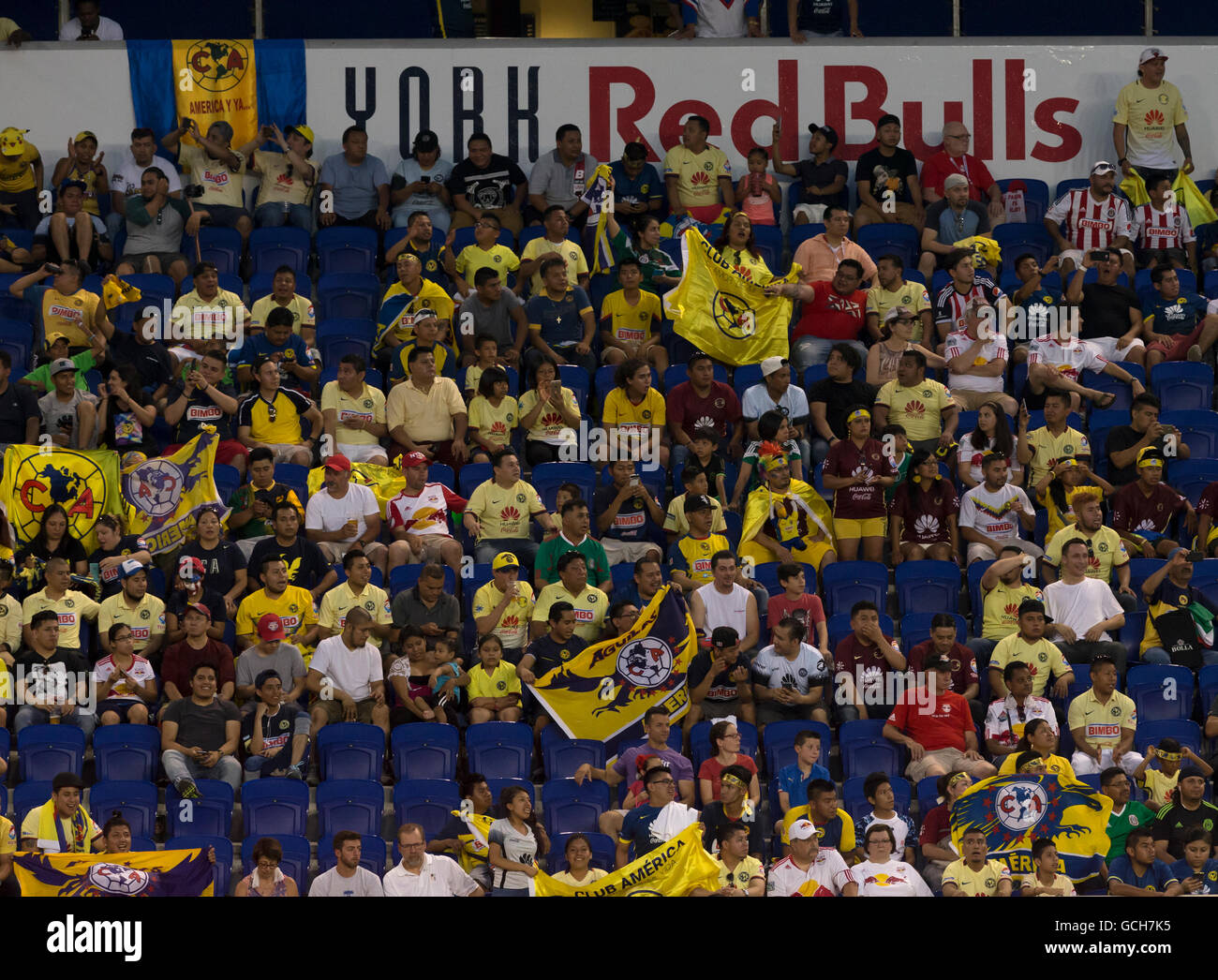 Harrison, NJ USA - 6. Juli 2016: Fans von Club America der Liga MX Mexiko besuchen Freundschaftsspiel gegen New York Red Bulls in der Red Bull Arena Red Bulls gewann mit 2: 0 Stockfoto