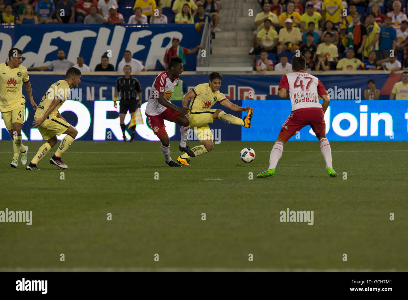 Harrison, NJ USA - 6. Juli 2016: Spieler der New York Red Bulls & Club Amerika der Liga MX Mexico kämpfen für Ball beim Freundschaftsspiel in der Red Bull Arena, die Red Bulls 2-0 gewann Stockfoto