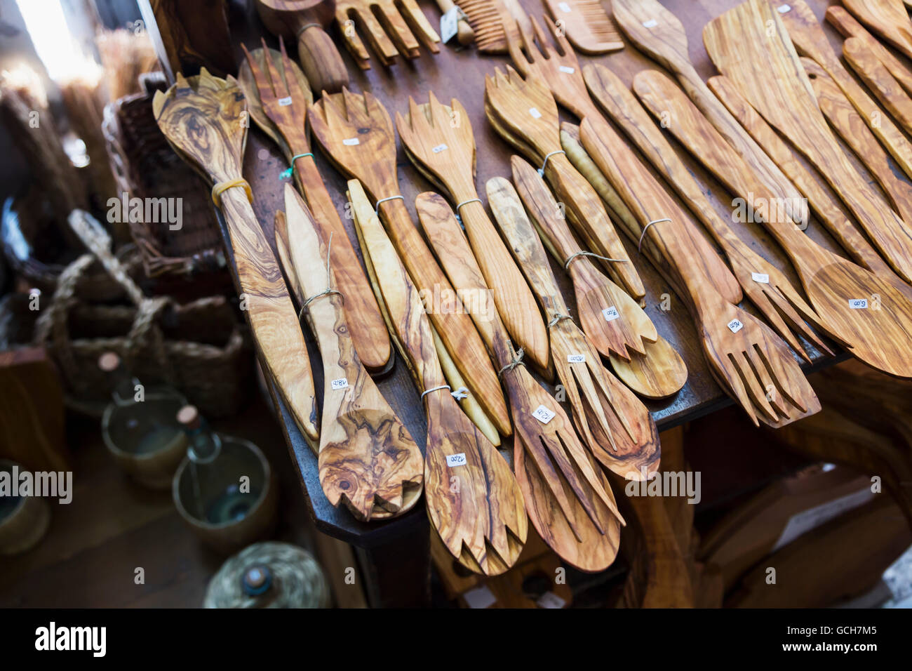 Eine Sammlung von handgefertigten Holz Salat servieren Sets ist auf einem Tisch für den Verkauf in einem Souvenirladen angelegt; Pisa, Siena, Italien Stockfoto