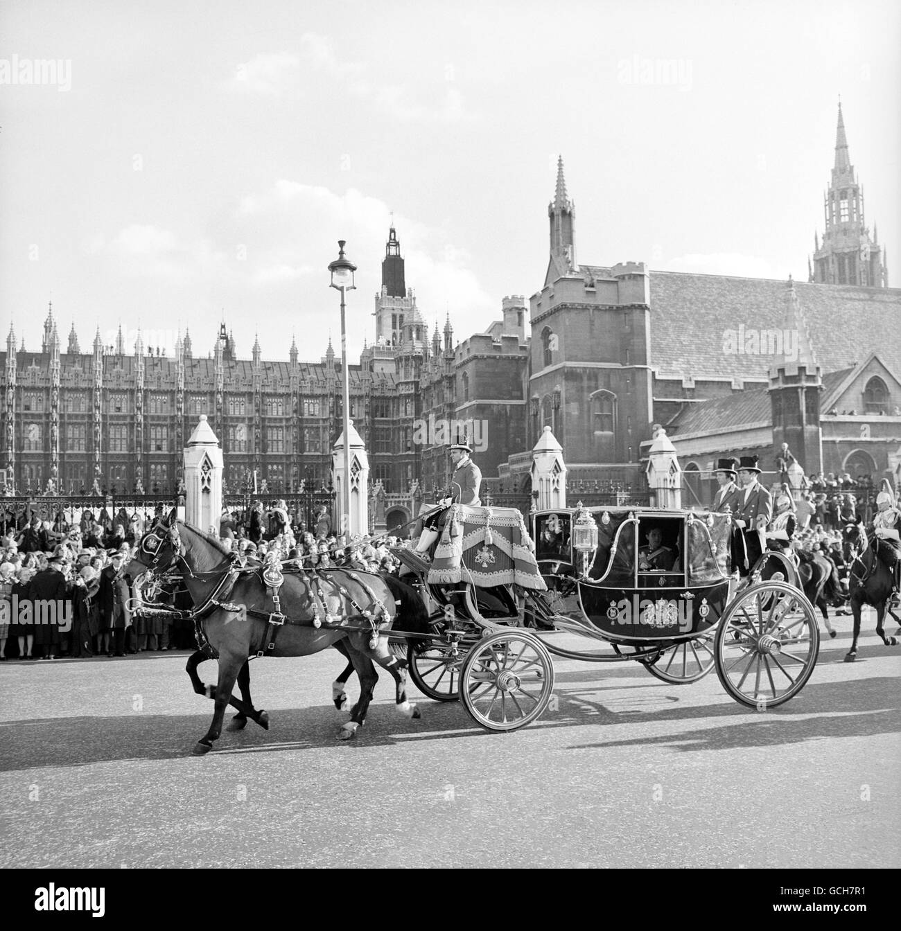 Die königliche Hochzeitsprozession von Prinzessin Anne und Kapitän Mark Phillips an der Westminster Hall und den Houses of Parliament vorbei. Stockfoto
