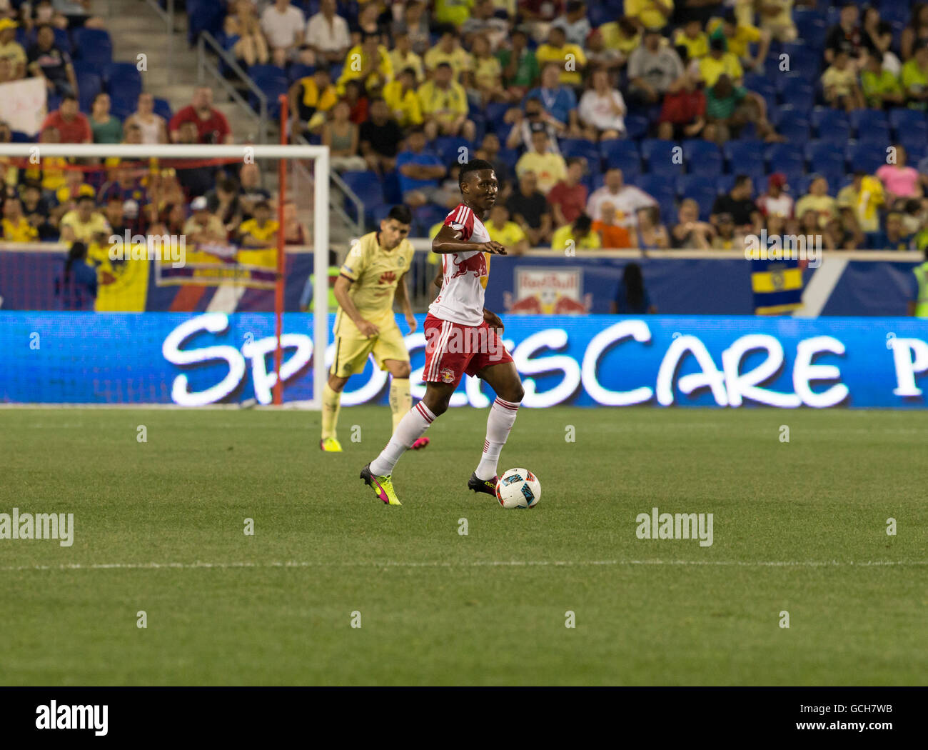 Harrison, NJ USA - 6. Juli 2016: Devon Williams (80) von New York Red Bulls steuert Ball beim Freundschaftsspiel gegen Club America der Liga MX Mexiko in der Red Bull arena Stockfoto