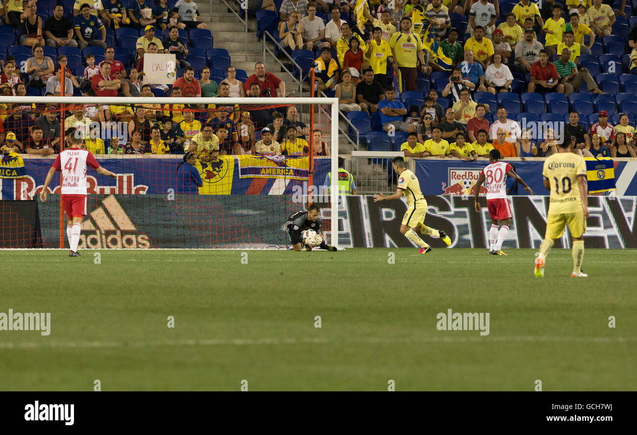 Harrison, NJ USA - 6. Juli 2016: Kyle Reynish (24) von New York Red Bulls spart Ziel beim Freundschaftsspiel gegen Club America der Liga MX Mexiko in der Red Bull arena Stockfoto