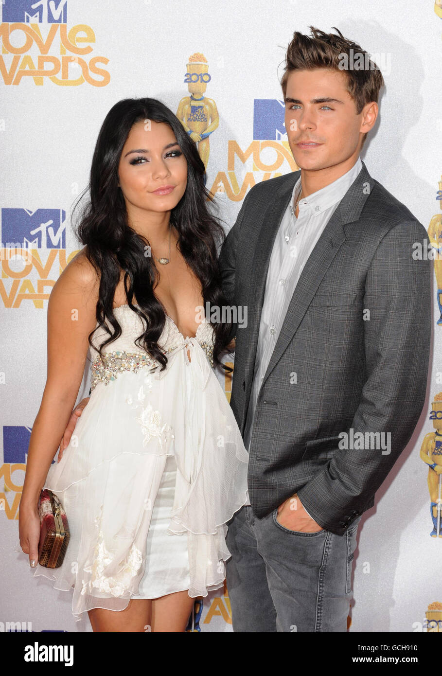 MTV Movie Awards 2010 - Ankunft - Kalifornien. Zac Efron und Vanessa Hudgens kommen für die MTV Movie Awards 2010 in den Universal Studios, Los Angeles. Stockfoto