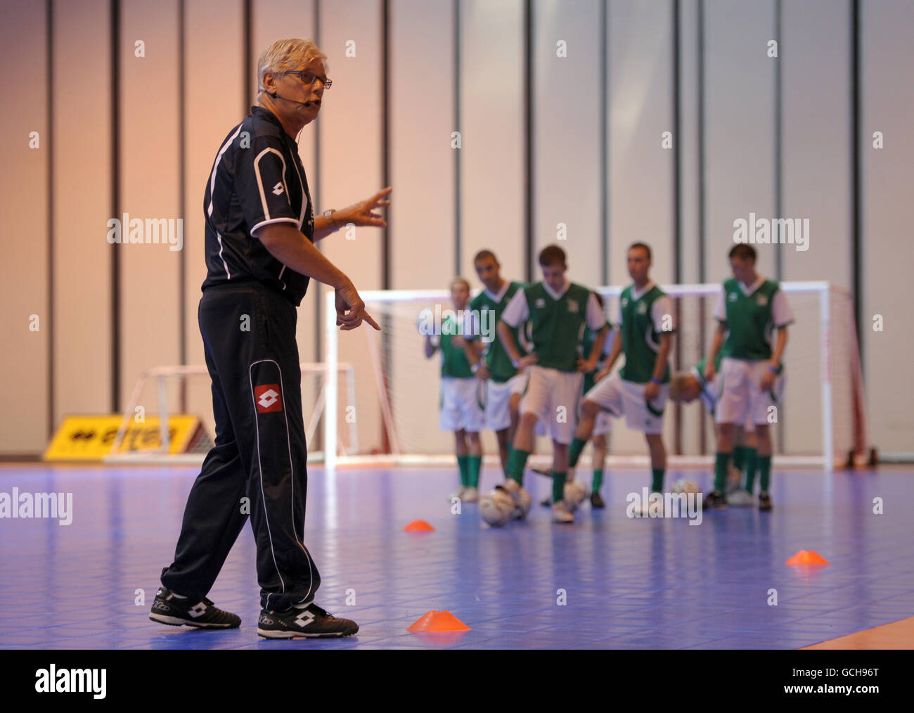 Fußball - Grass Roots Fußball Live - NEC. Ton de Hoop (rechts) gibt während des Grass Roots Football Live einen Meisterkurs im Errea Coaching-Bereich Stockfoto