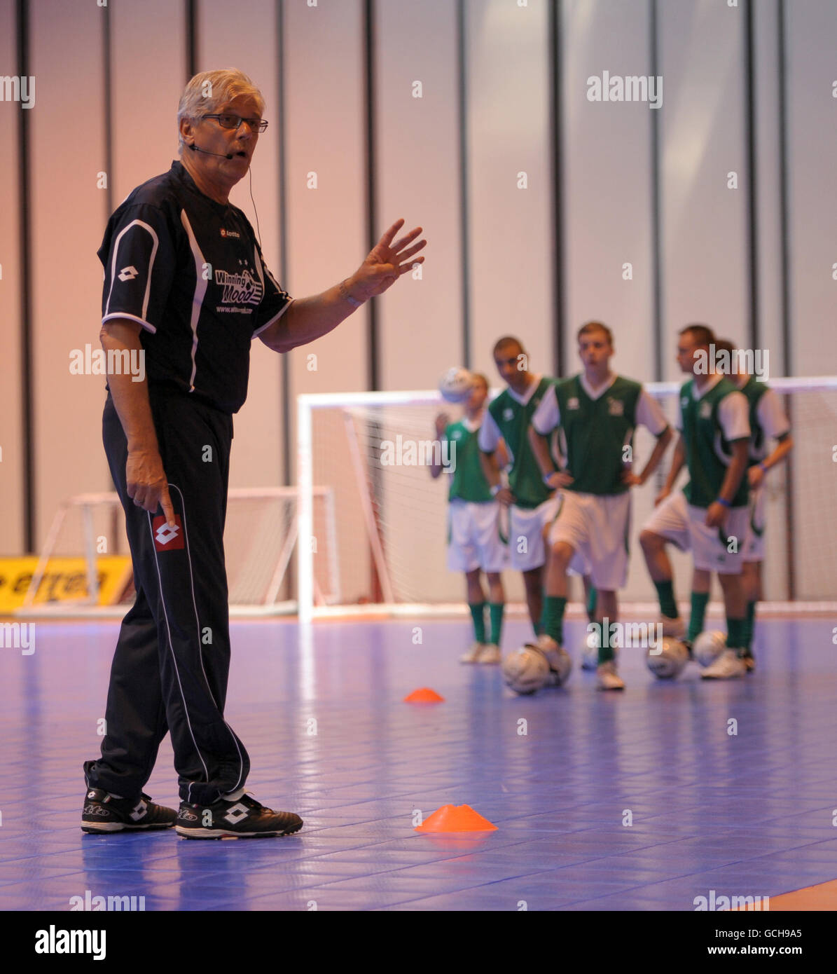 Fußball - Grass Roots Fußball Live - NEC. Ton de Hoop (rechts) gibt während des Grass Roots Football Live einen Meisterkurs im Errea Coaching-Bereich Stockfoto