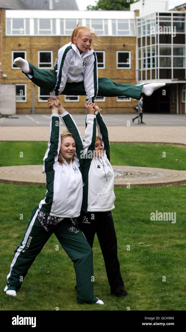 Drei Mitglieder von Spellbound Abi (links) Amy (Mitte) und Katie (rechts) kehren nach dem Gewinn von Britain's Got Talent zurück zur Surbiton High School, um ihre Revision fortzusetzen und ihre Prüfungen abzulegen. Stockfoto