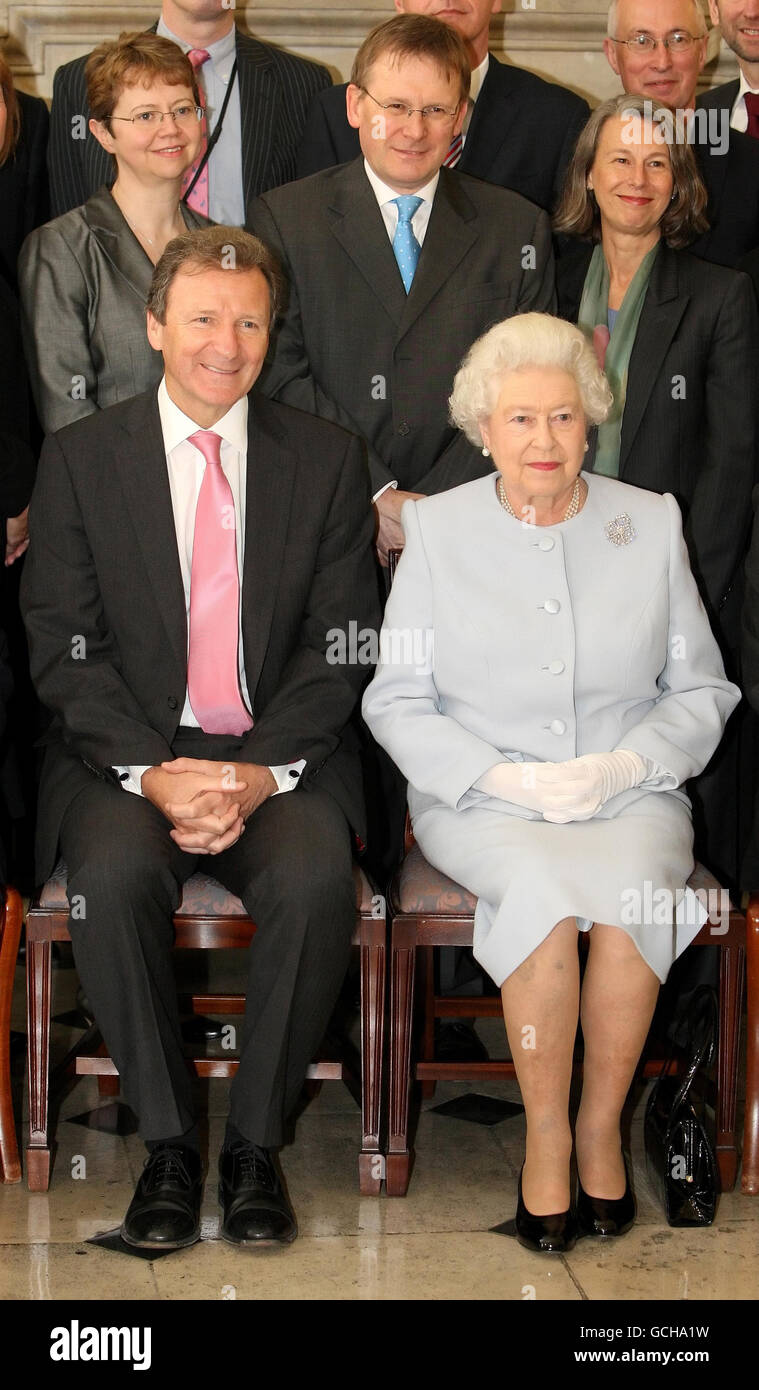 Die britische Königin Elizabeth II. Posiert für ein Gruppenfoto mit dem Kabinettsminister und Leiter des Innenministeriums Sir Gus O'Donnell (links sitzend) und den Ständigen Sekretären während eines Besuchs im Kabinettsbüro in Westminster, im Zentrum von London. Stockfoto