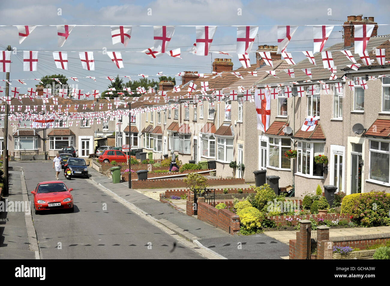 England Fußballfan Jason Millard mit hunderten von Metern Englands Flagge, die er in der Sackgasse, in der er lebt, aufgesetzt hat, Heather Close in Kingswood, Bristol, vor der Weltmeisterschaft in Südafrika, wenn die Straße zusammenkommt und während des Turniers eine Party macht. Stockfoto
