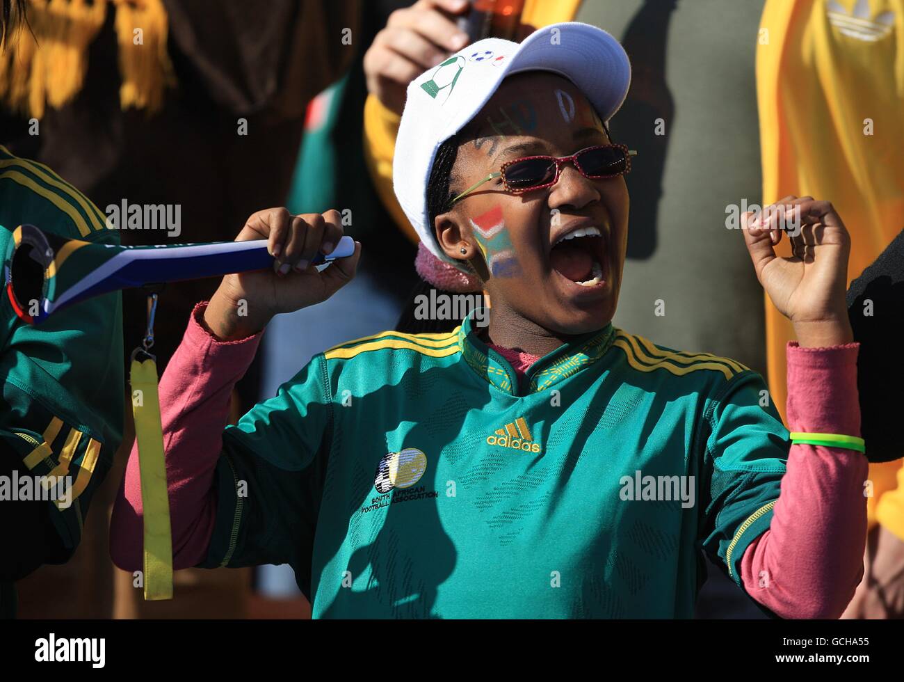 Fußball - FIFA Fußball-Weltmeisterschaft Südafrika 2010 - Eröffnungszeremonie - Soccer City Stadium. Ein südafrikanischer Fan genießt die Eröffnungszeremonie Stockfoto