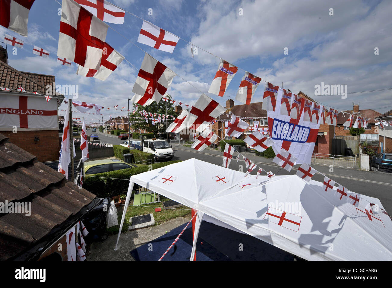 Fußball - FIFA Fußball-Weltmeisterschaft Südafrika 2010 - Fußballfans in England - Bristol. Englische Flaggen zieren Häuser und Straßen im Gebiet Knowle West von Bristol. Stockfoto