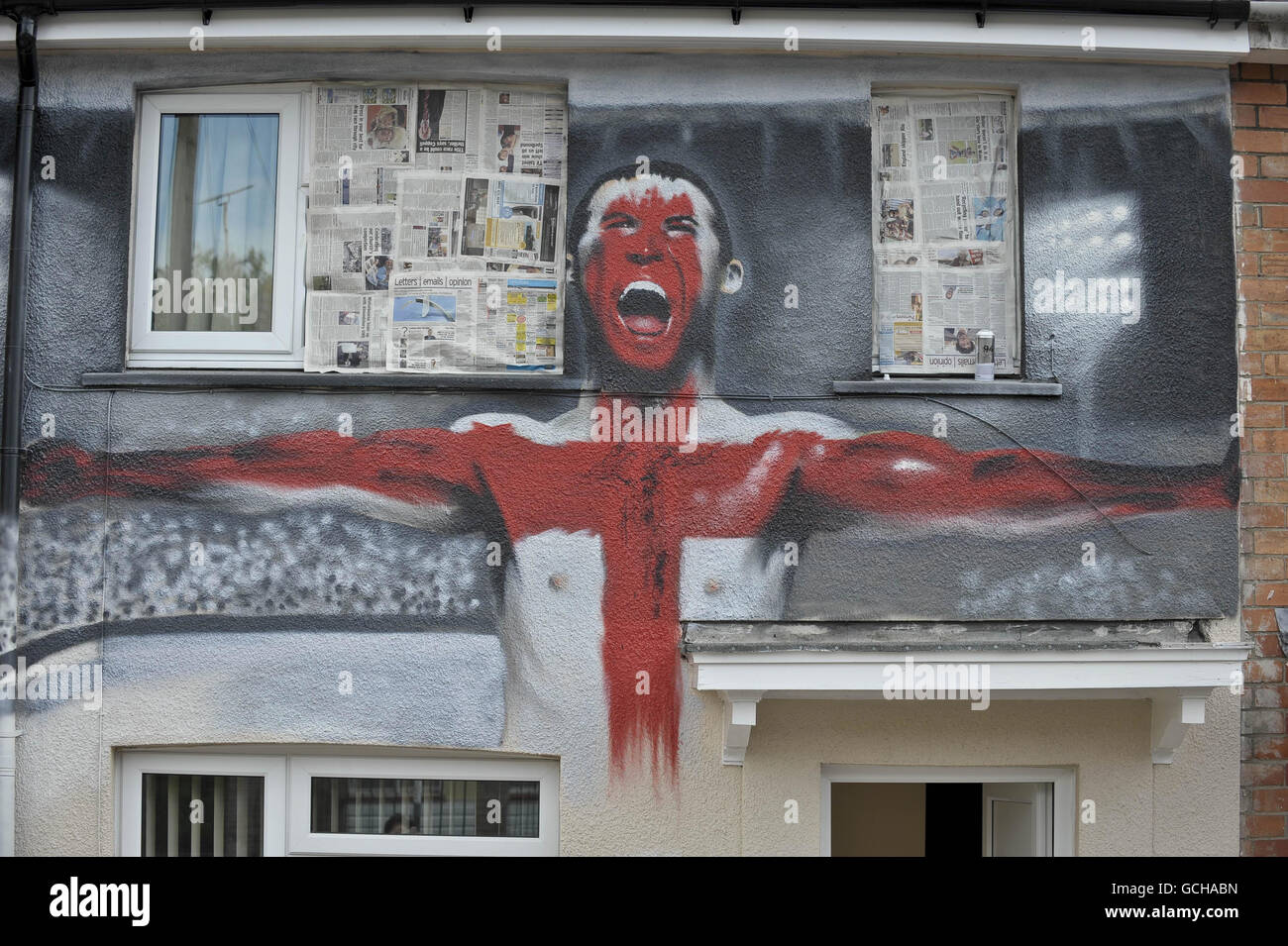 Ein WM-Themenhaus, das von einem lokalen Graffiti-Künstler in der Region Knowle West in Bristol besprüht wird. Stockfoto