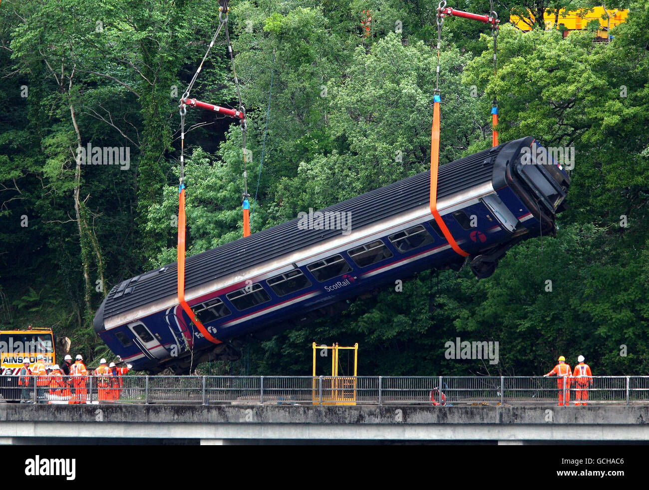 Eine Kutsche aus dem Scotrail Zug, die nach dem Entgleisungszug am Montagabend von der Bank in der Nähe des Cruachan Kraftwerks entfernt wurde. Stockfoto