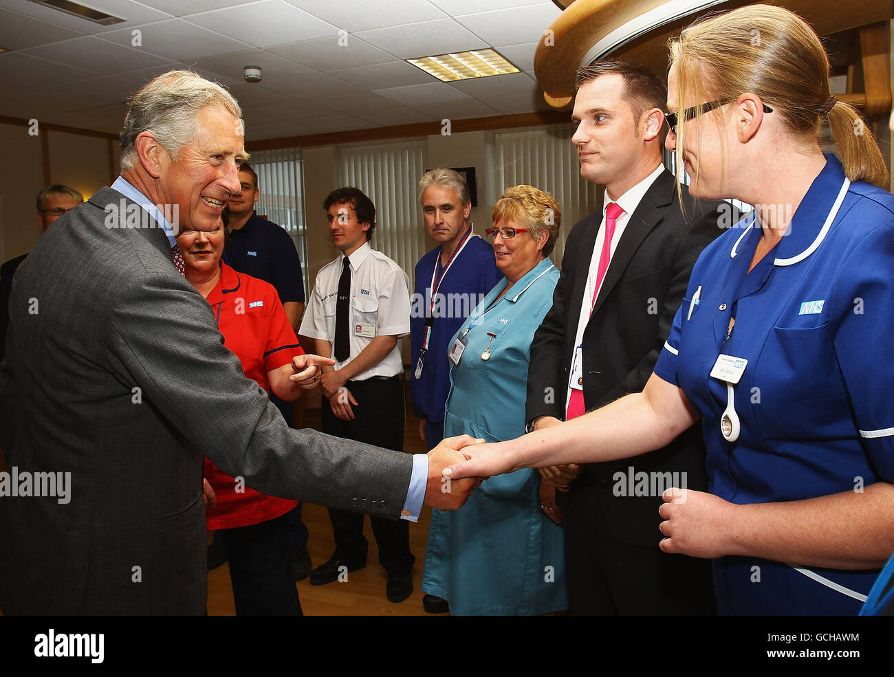 Der Prinz von Wales bei einem Besuch im West Cumberland Hospital in Whitehaven, wo er einige der Rettungskräfte traf, die die Opfer von Derrick Bird's Waffenramping pflegten. Stockfoto