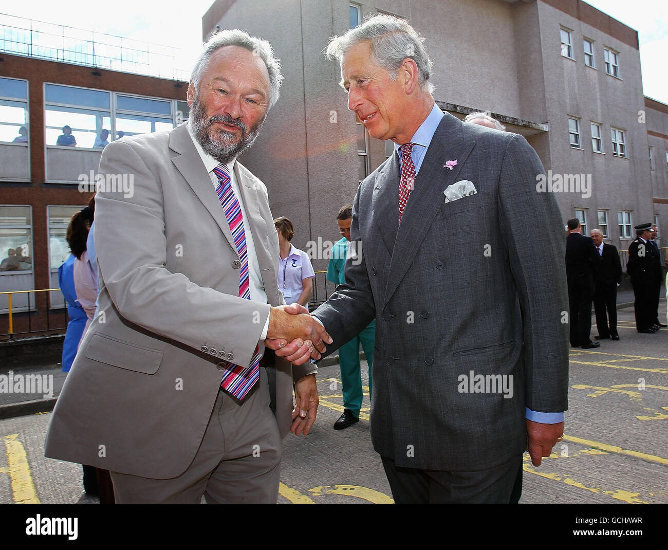 Der Prinz von Wales (rechts) spricht mit Dr. Barrie Walker während eines Besuchs im West Cumberland Hospital in Whitehaven, wo er einige der Einsatzkräfte traf, die sich um die Opfer von Derrick Bird's Waffenramping kümmerten. Stockfoto