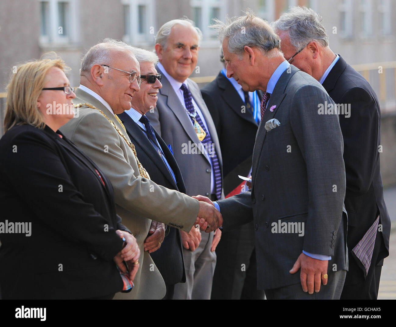Der Prinz von Wales (rechts) schüttelt sich die Hände mit Mike McVeigh, dem Bürgermeister von Copeland, während eines Besuchs im West Cumberland Hospital in Whitehaven, wo er einige Mitarbeiter des Notdienstes traf, die die Opfer von Derrick Bird's Waffenrampon pflegten. Stockfoto